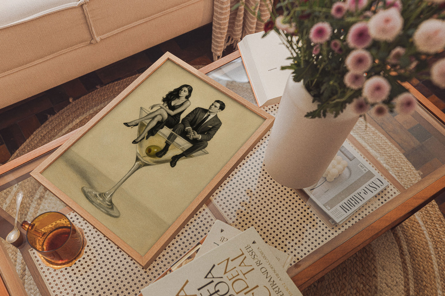 Martini Bardağı ve Düşünceli Çift Posteri