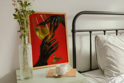 Şarap Kadehinde Zarif Ellerin Portresi